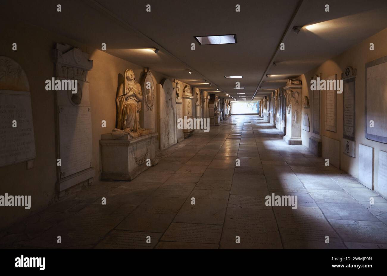 07-11-2013 Florence, Italie - passage souterrain à Santa Croce, Florence, orné de tombes ensoleillées et de sculptures Banque D'Images