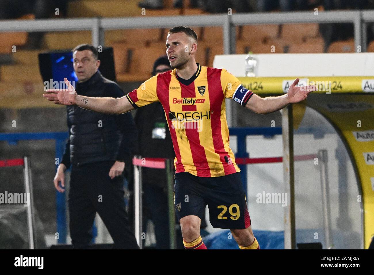 Alexis Blin de l'US Lecce fait des gestes lors du match de Serie A entre l'US Lecce et le FC Internazionale au Stadio via Del Mare Lecce Italie le 25 février 202 Banque D'Images