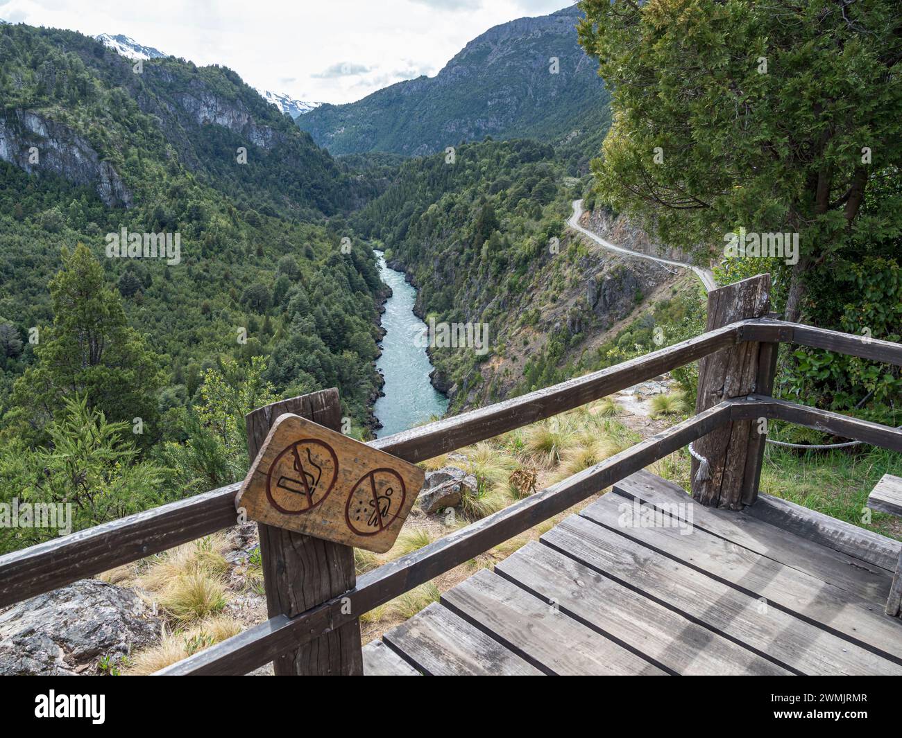 Rivière Futaleufu coulant dans une gorge profonde, point de vue Mirador del Diablo, route de montagne construite dans des murs escarpés de roche, vue aérienne, Patagonie, Chili Banque D'Images