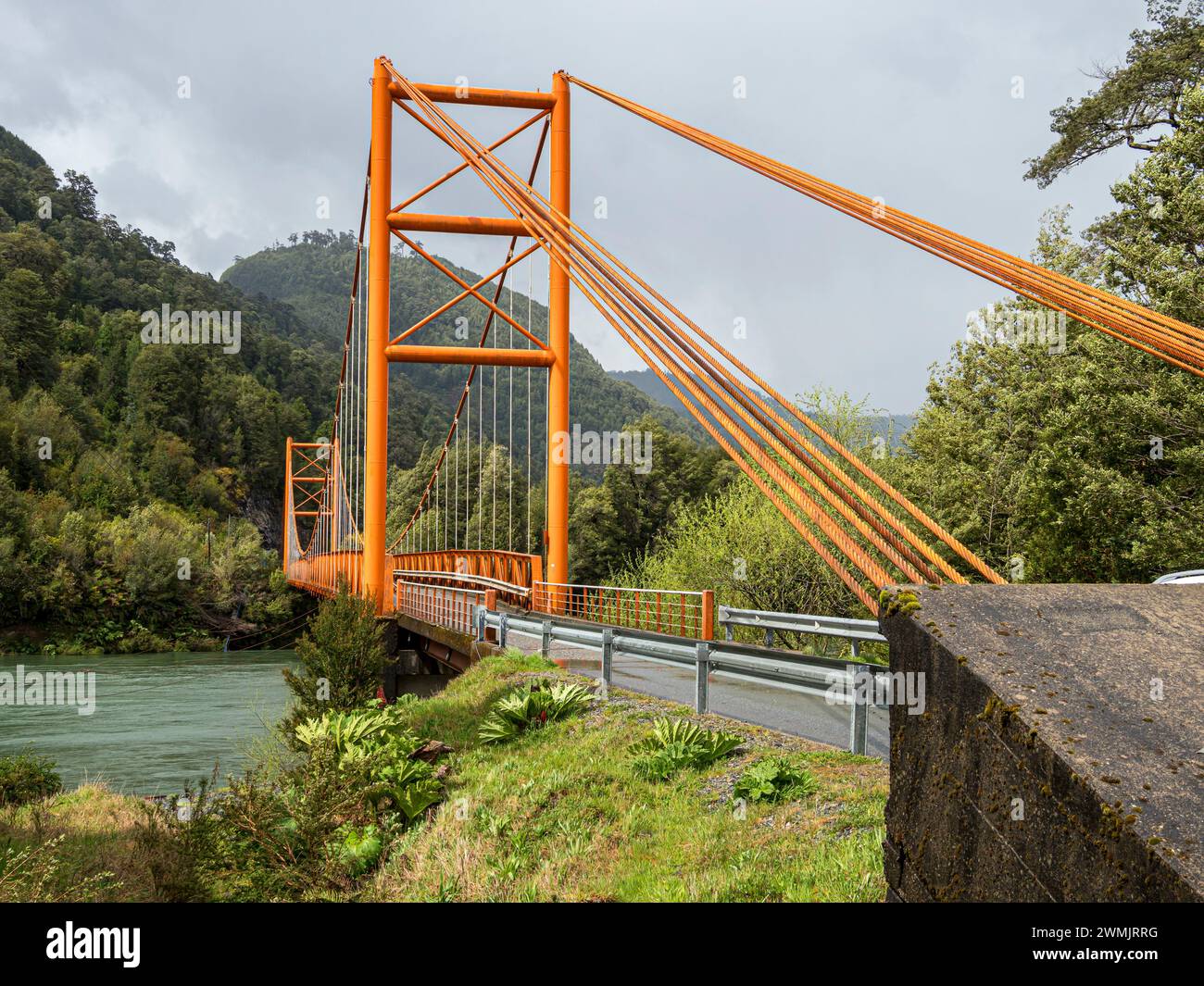 Pont suspendu Puente Exequiel Gonzalez sur la rivière Rio Palena, Patagonie, Chili Banque D'Images