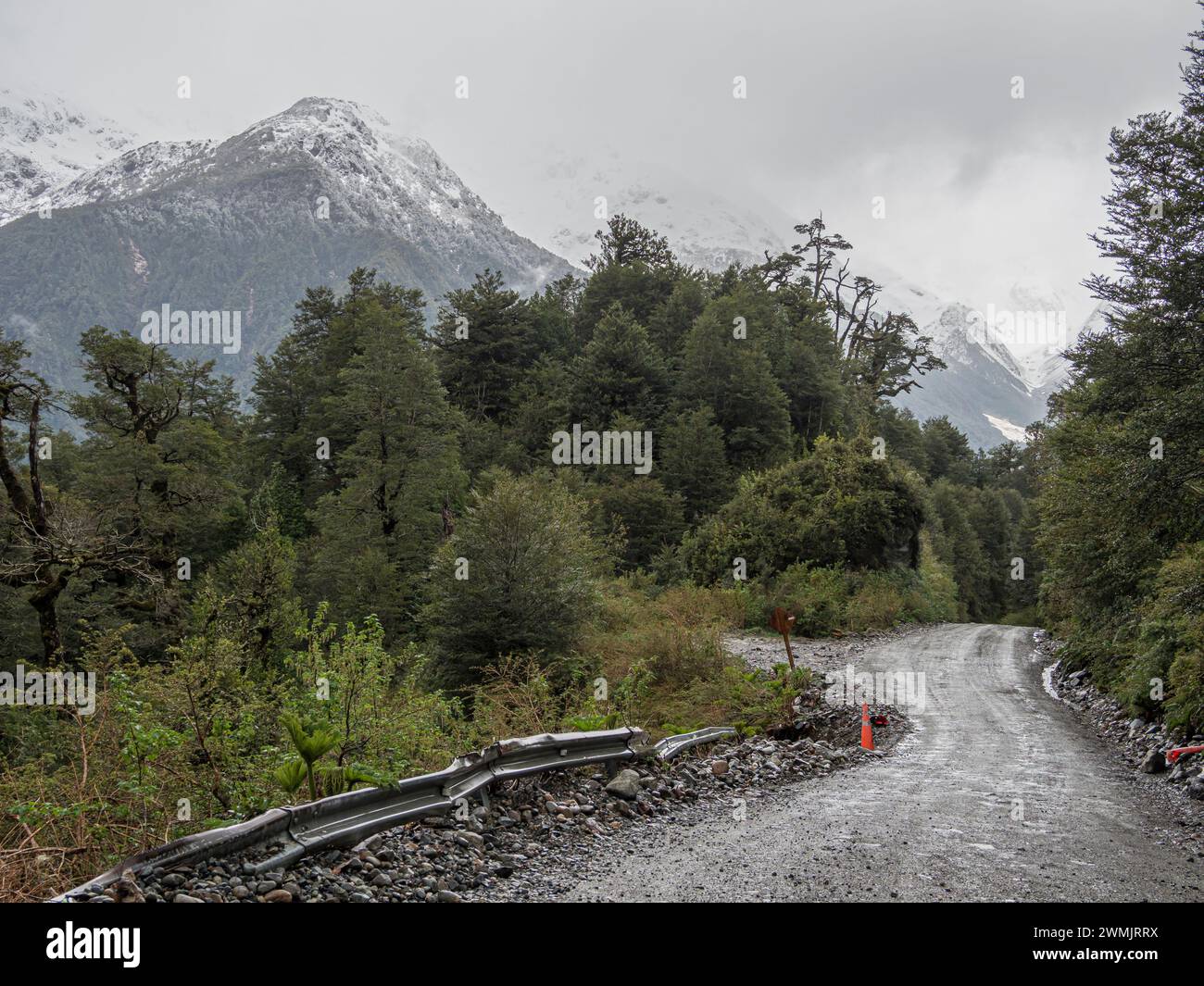Route Carretera Austral sud du village Puyuhuapi, col de montagne, route de gravier, chutes de neige, Patagonie, Chili Banque D'Images
