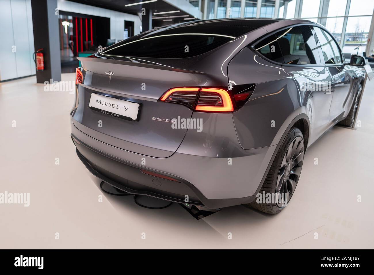 Nouveau modèle électrique gris tesla y performance Quicksilver vue arrière, industrie automobile, SUV multisegment produit par Tesla, EV en Europe, Environmental s Banque D'Images