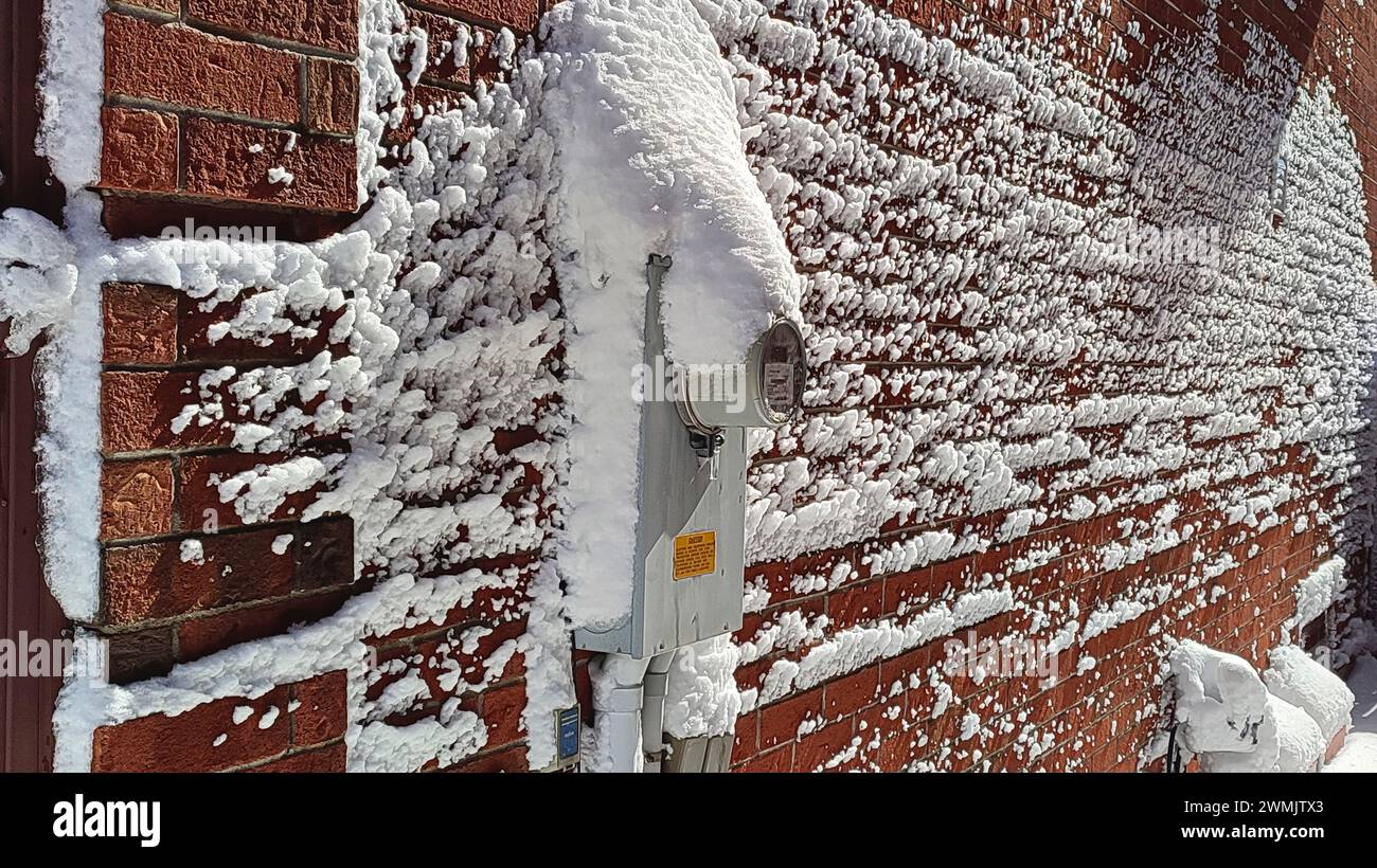 Le mur extérieur d'une maison après une forte tempête de neige. Banque D'Images