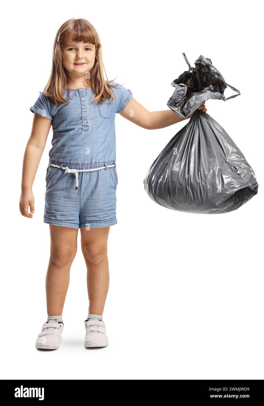 Petite fille tenant un sac poubelle en plastique isolé sur fond blanc Banque D'Images