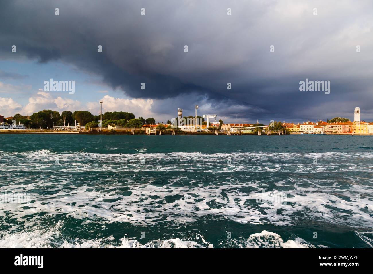 Sant'Elena et San Pietro di Castello île à l'extrémité est extrême du sestiere de Castello à Venise, Italie. Vue depuis le lagon vénitien par temps orageux Banque D'Images