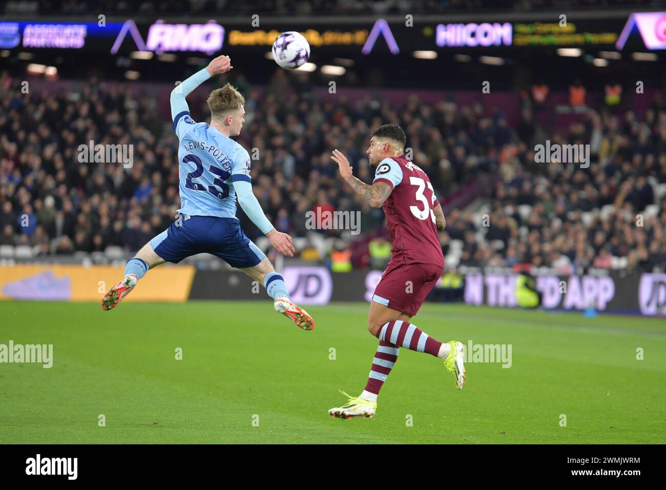 Londres, Angleterre, le 26 février 2024. Keane Lewis-Potter de Brentford FC et Emerson Palmieri de West Ham United disputent le ballon lors du match de premier League entre West Ham United et Brentford au stade de Londres, Queen Elizabeth Olympic Park, Londres, Angleterre, le 26 février 2024. Photo de Phil Hutchinson. Utilisation éditoriale uniquement, licence requise pour une utilisation commerciale. Aucune utilisation dans les Paris, les jeux ou les publications d'un club/ligue/joueur. Crédit : UK Sports pics Ltd/Alamy Live News Banque D'Images