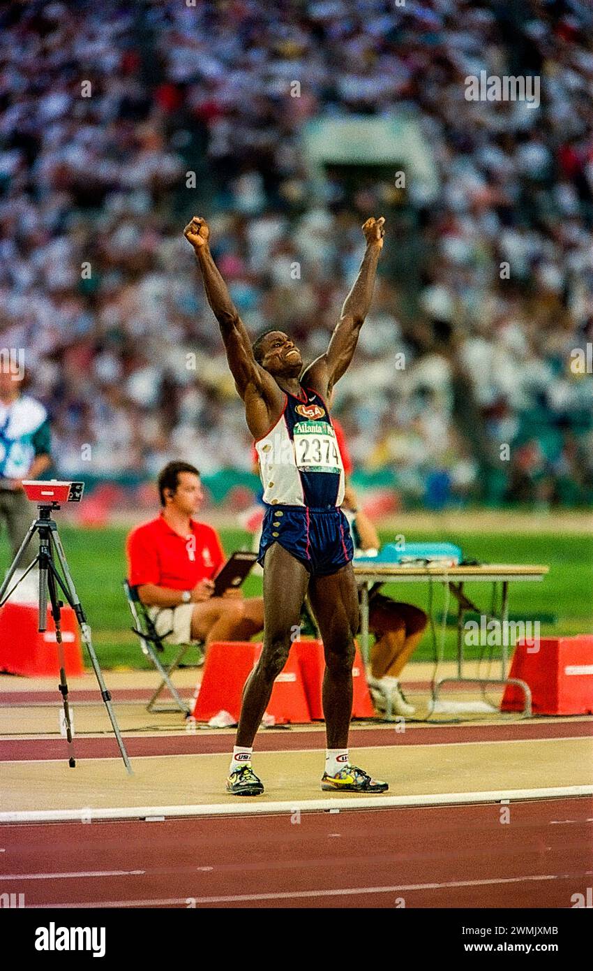 Carl Lewis (États-Unis) remporte la médaille d'or en saut en longueur aux Jeux olympiques d'été de 1996. Banque D'Images