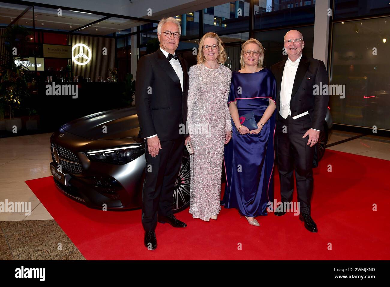 VBKI lädt zum Ball der Wirtschaft 2024 72. Auflage. VBKI Ball 2024 Hans-Bahne Hansen, Mecedes Bens Chef mit Ehefrau Jutta , Markus Voigt, mit Ehefrau Mirjam Voigt Ankunft zum VBKI lädt zum Ball der Wirtschaft 2024 72. Auflage Treffpunkt des WhoÂ s Who der Hauptstadt in Hotel InterContinental in Berlin, AM 24.02.2024 *** VBKI invite au Ball of Economy 2024 72 Edition VBKI Ball 2024 Hans Bahne Hansen, Mecedes Bens patron avec sa femme Jutta, Markus Voigt, avec sa femme Mirjam Voigt arrivée à la VBKI invite au Ball of Economy 2024 72 Edition lieu de rencontre des Whos Who de la capitale à l'Hôtel Banque D'Images