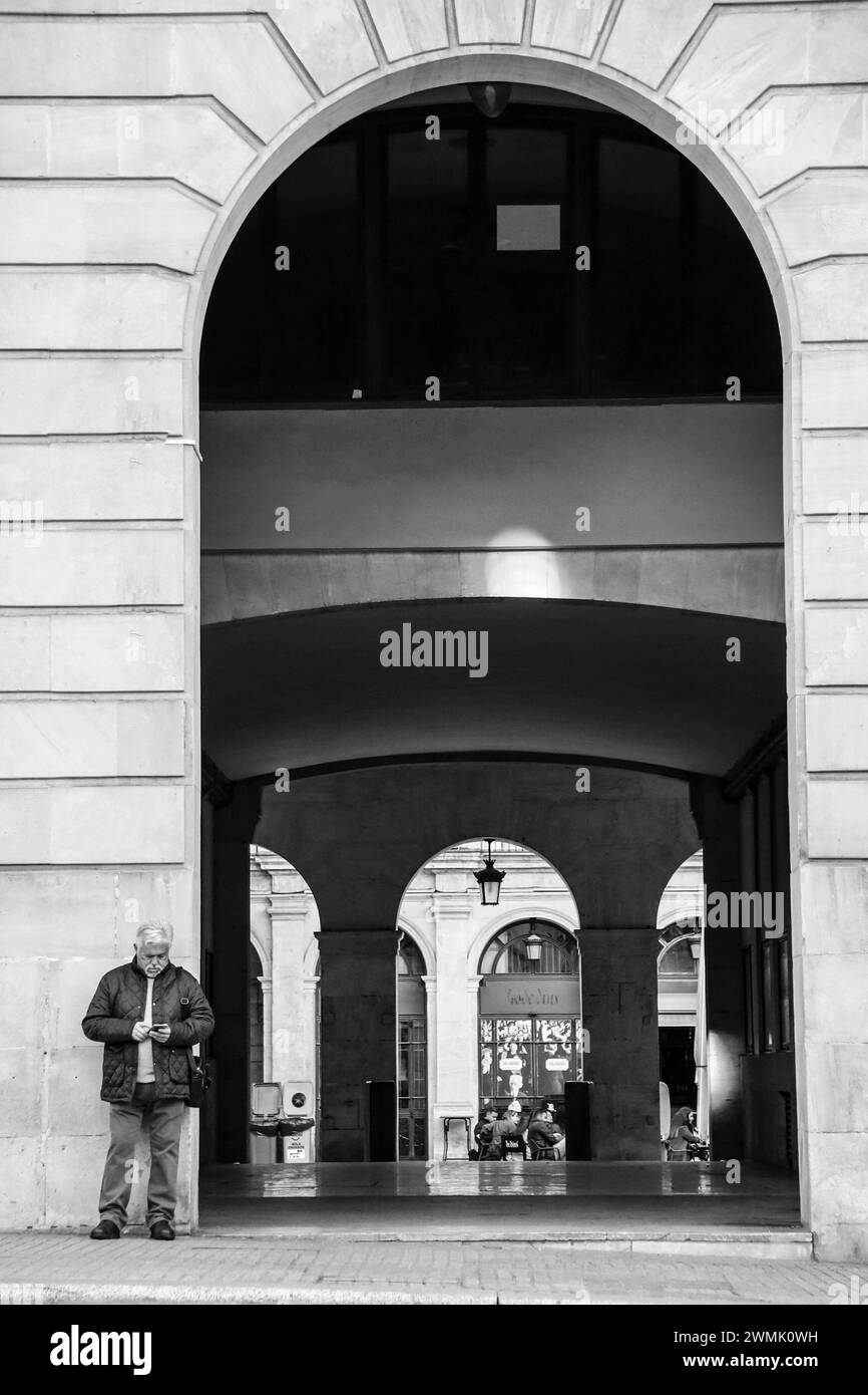 Alcoy, Alicante, Espagne- 18 février 2024 : arcades de la place Plaza de Dins dans le centre de la ville d'Alcoy Banque D'Images