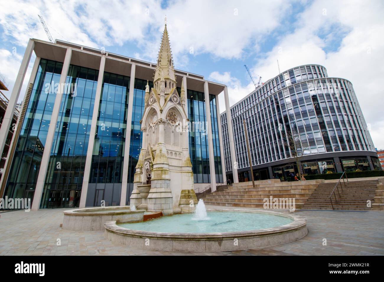 Le Chamberlain Memorial, également connu sous le nom de Chamberlain Memorial Fountain, est un monument à Chamberlain Square, Birmingham, Angleterre, érigé en 1880 pour commémorer le service public de Joseph Chamberlain, homme d'affaires de Birmingham, conseiller, maire, membre du Parlement, et homme d'état. Banque D'Images