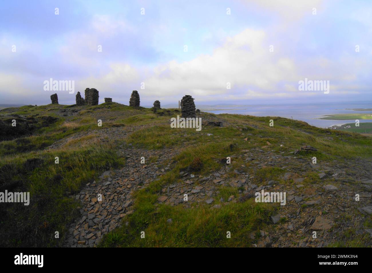Stone Men (Cairns) au-dessus de Cuween Hill Neolithic Chambered Cairn sur le continent des îles Orcades, Écosse, Royaume-Uni, vers 3000 av. J.-C.. Banque D'Images