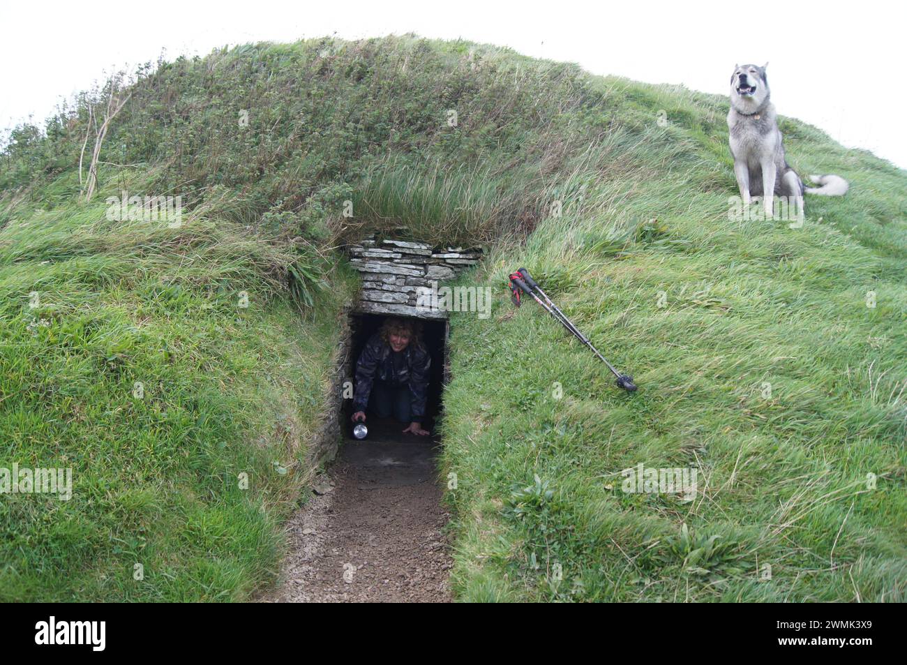 L'entrée de Cuween Hill Neolithic Chambered Cairn sur le continent des îles Orcades, en Écosse, au Royaume-Uni, vers 3000 av. J.-C. Banque D'Images