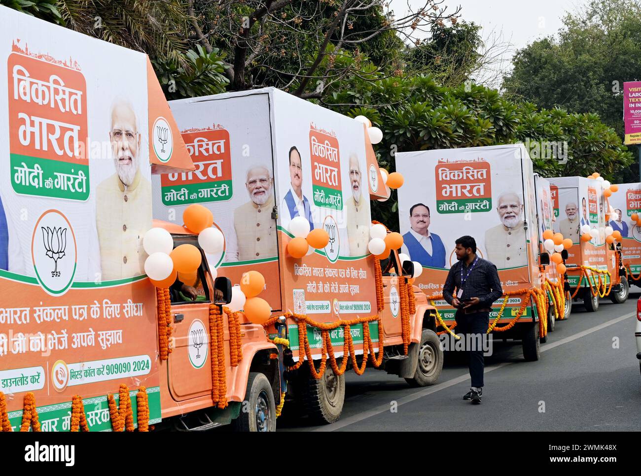 New Delhi, Inde. 26 février 2024. NEW DELHI, INDE - FÉVRIER 26 : Viksit Bharat Modi Ki Guarantee Raths lors de leur drapeau par le président national du BJP JP Nadda le 26 février 2024 à New Delhi, Inde. Le Rath Yatra doit mettre en lumière les réalisations du gouvernement NDA dirigé par le PM Modi au cours des 10 dernières années et présenter la vision du premier ministre pour une Inde développée au public avant les sondages Lok Sabha. (Photo de Arvind Yadav/Hindustan Times/Sipa USA) crédit : Sipa USA/Alamy Live News Banque D'Images