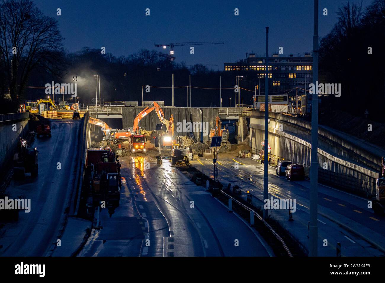 Vollsperrung der Autobahn A565 und Bundesstraße B56 aufgrund von Abrissarbeiten am ersten Brückenbauwerk am sogenannten Endenicher EI B56. Die Maßnahmen dauern bis voraussichtlich 04.März an und sorgen bis dahin für erhebliche Staus in Stadt und der Region. 26.02.2024 Bonn Endenich NRW Deutschland *** fermeture complète de l'autoroute A565 et de l'autoroute fédérale B56 en raison de travaux de démolition sur la première structure de pont à l'Endenicher EI B56 les mesures devraient durer jusqu'au 4 mars et provoquer des embouteillages considérables dans la ville et région jusqu'alors 26 02 2024 Bonn Endenich NRW Banque D'Images