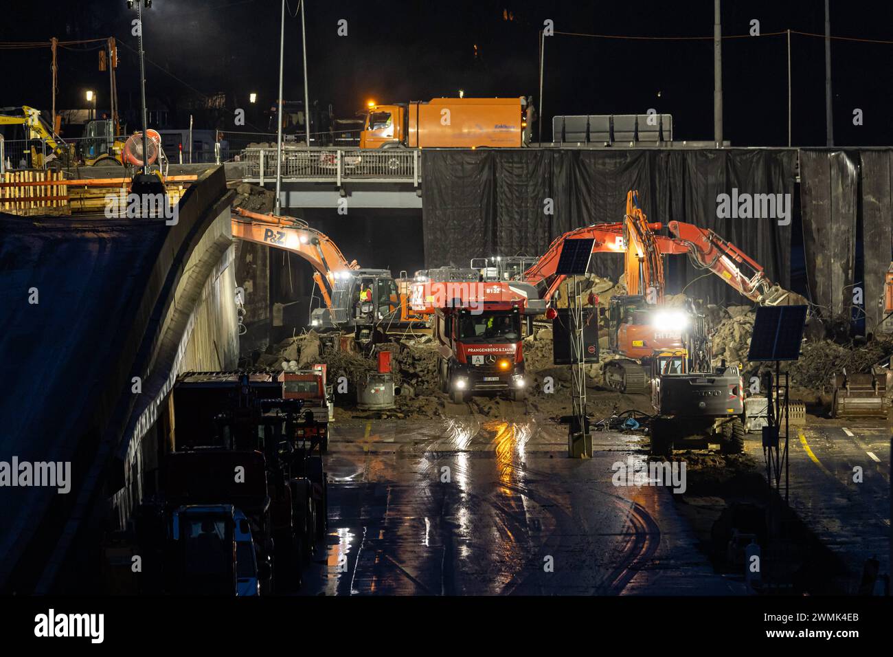 Vollsperrung der Autobahn A565 und Bundesstraße B56 aufgrund von Abrissarbeiten am ersten Brückenbauwerk am sogenannten Endenicher EI B56. Die Maßnahmen dauern bis voraussichtlich 04.März an und sorgen bis dahin für erhebliche Staus in Stadt und der Region. 26.02.2024 Bonn Endenich NRW Deutschland *** fermeture complète de l'autoroute A565 et de l'autoroute fédérale B56 en raison de travaux de démolition sur la première structure de pont à l'Endenicher EI B56 les mesures devraient durer jusqu'au 4 mars et provoquer des embouteillages considérables dans la ville et région jusqu'alors 26 02 2024 Bonn Endenich NRW Banque D'Images