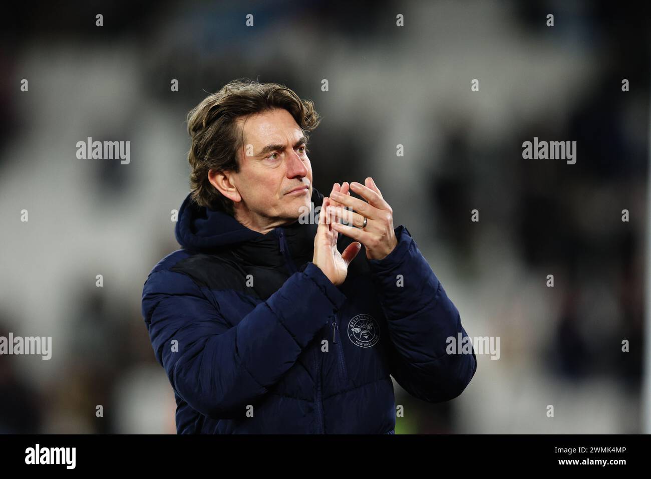 LONDRES, Royaume-Uni - 26 février 2024 : Thomas Frank, entraîneur-chef de Brentford, applaudit les supporters après le match de premier League entre West Ham United et Brentford FC au London Stadium (crédit : Craig Mercer/ Alamy Live News) Banque D'Images