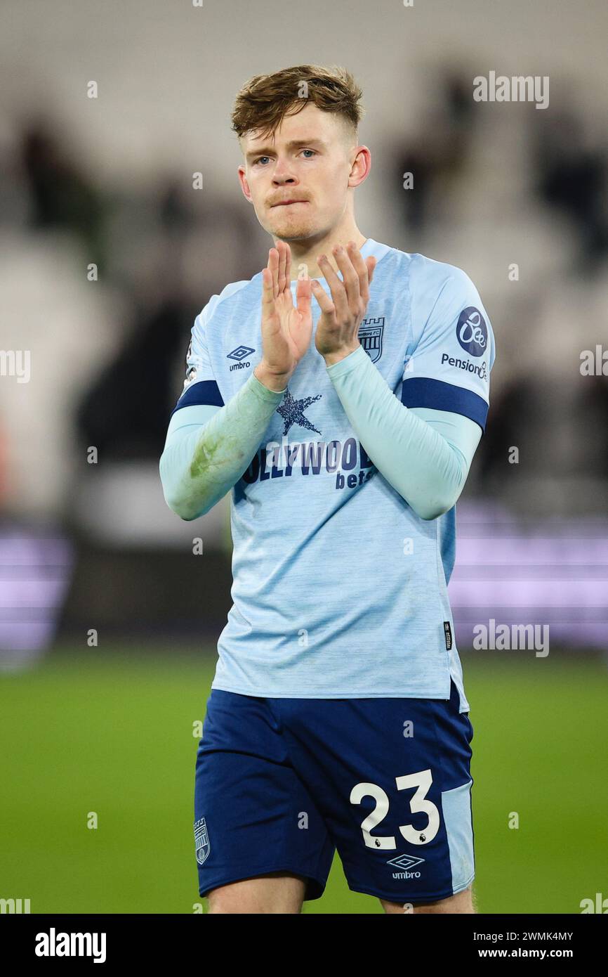 LONDRES, Royaume-Uni - 26 février 2024 : Keane Lewis-Potter de Brentford applaudit les supporters après le match de premier League entre West Ham United et Brentford FC au London Stadium (crédit : Craig Mercer/ Alamy Live News) Banque D'Images