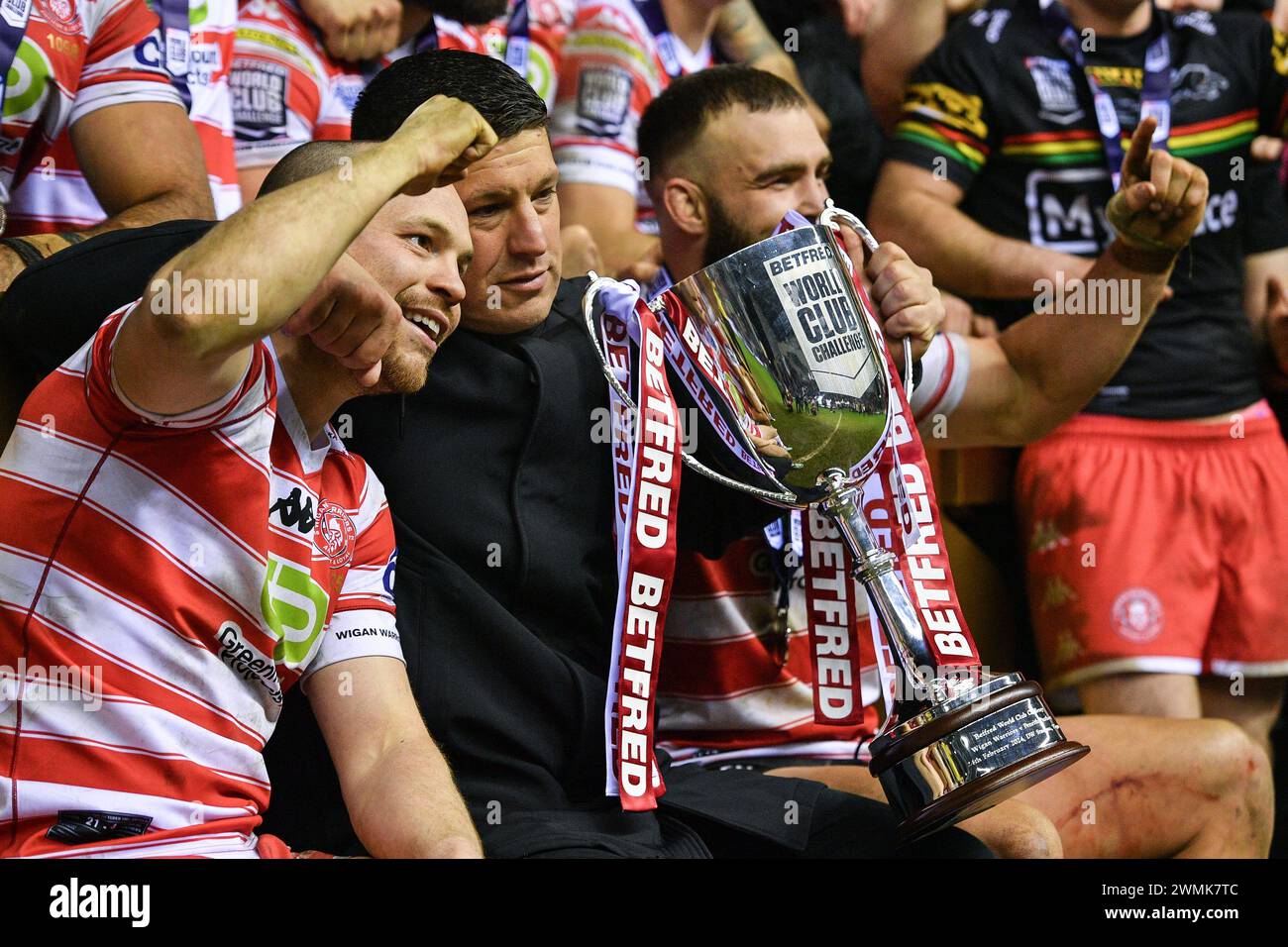 Wigan, Angleterre - 24 février 2024 - Champions Wigan Warriors with Trophy. Rugby League Betfred World Club Challenge, Wigan Warriors vs Penrith Panthers au DW Stadium, Wigan, Royaume-Uni Dean Williams Banque D'Images