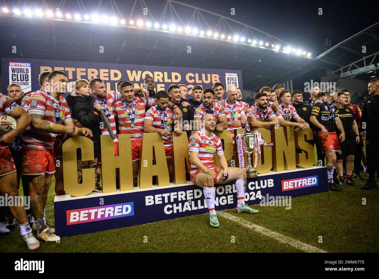 Wigan, Angleterre - 24 février 2024 - Champions Wigan Warriors with Trophy. Rugby League Betfred World Club Challenge, Wigan Warriors vs Penrith Panthers au DW Stadium, Wigan, Royaume-Uni Dean Williams Banque D'Images