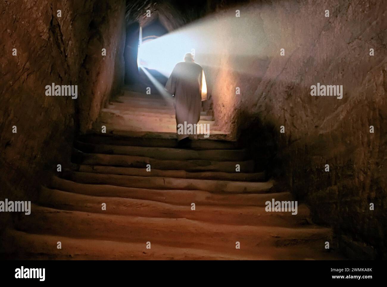 Homme monte les escaliers dans la tombe de Piankhy, un roi nubien ; Al Kurru, Soudan Banque D'Images