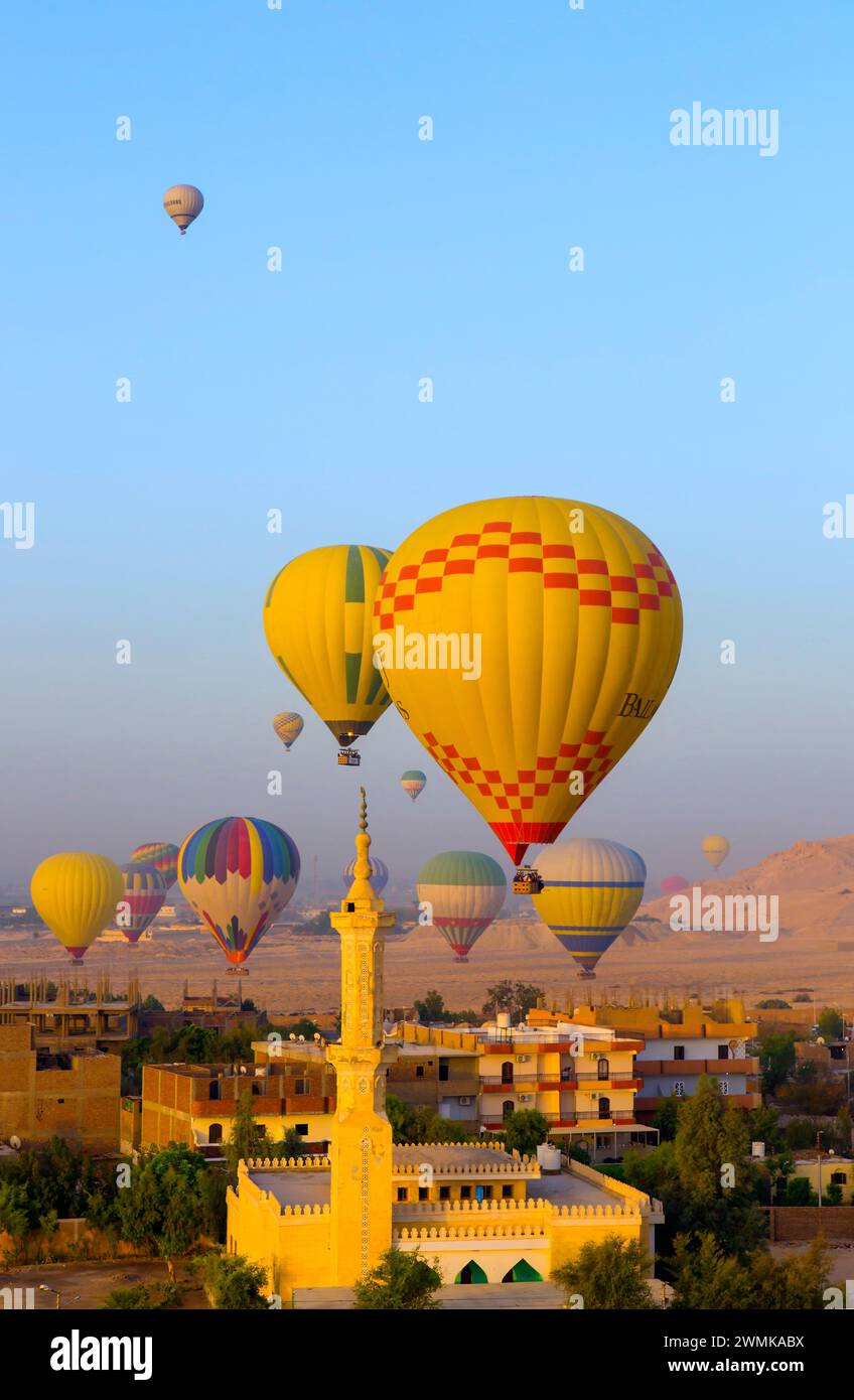 Na montgolfières transportant des touristes au-dessus de louxor, Egypte Banque D'Images
