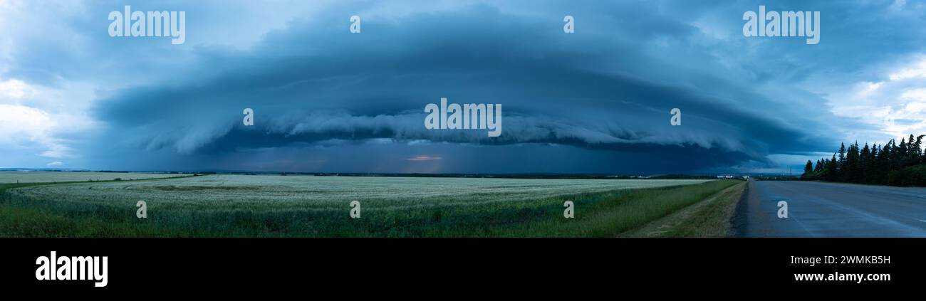 Panorama de nuages d'orage supercellulaires au-dessus de terres agricoles et d'une route de campagne ; Grande Prairie, Alberta, Canada Banque D'Images