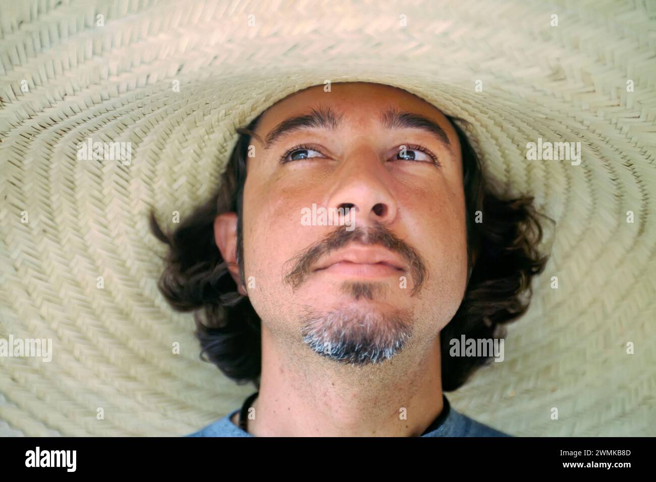 Homme brésilien portant un grand chapeau à bord ; région du Pantanal, Brésil Banque D'Images