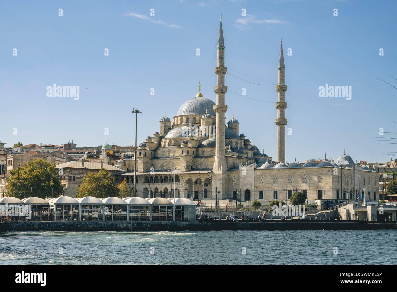 Nouvelle mosquée (Yeni Cami) vue depuis le pont de Galata à Eminonu, Istanbul ; Istanbul, Turquie Banque D'Images