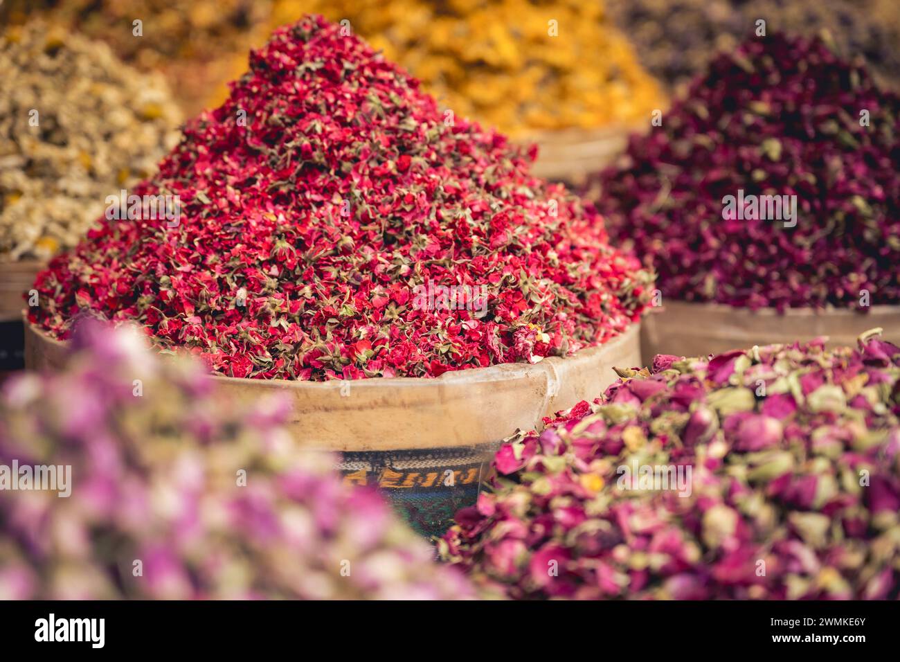 Fleurs séchées en vente au Spice Bazaar à Istanbul ; Istanbul, Turquie Banque D'Images
