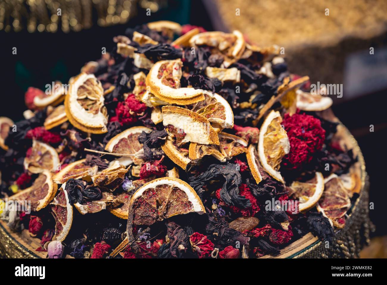 Fleurs séchées et fruits comme thé à vendre au Spice Bazaar ; Istanbul, Turquie Banque D'Images