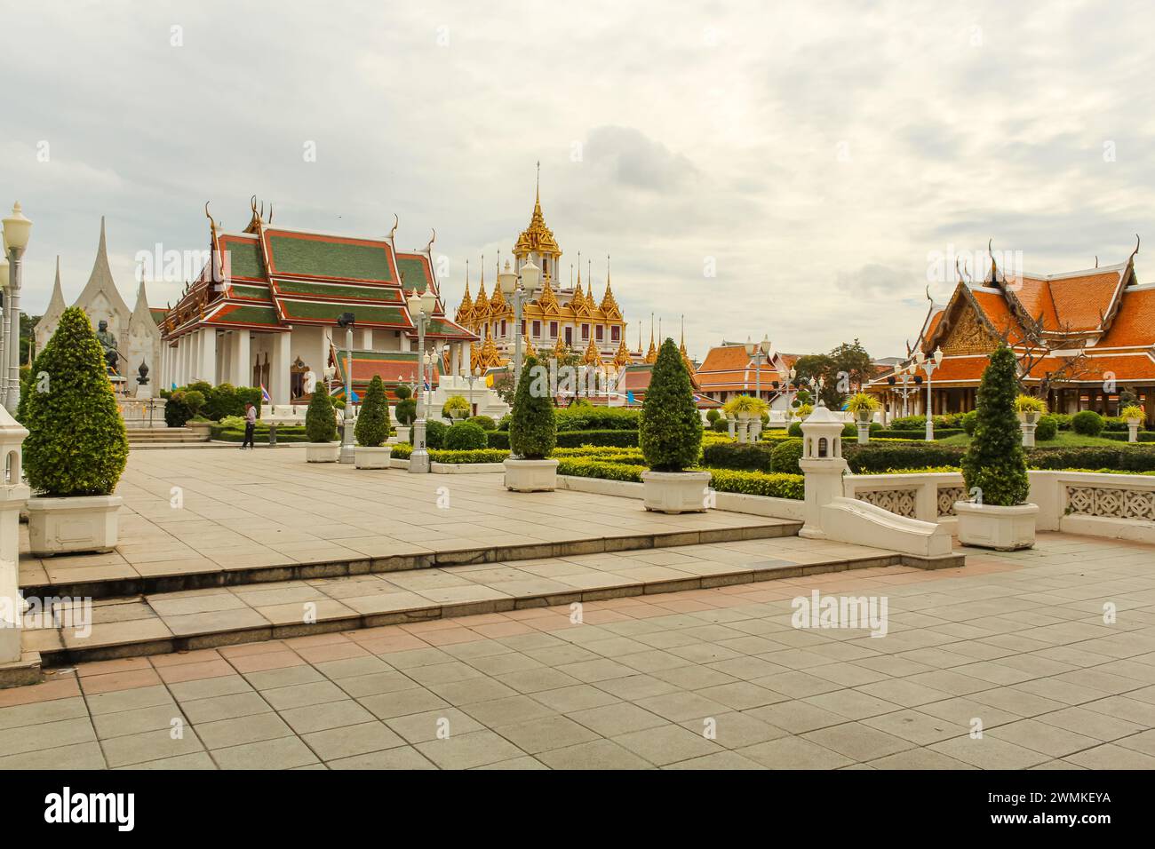 Bangkok, Thaïlande, le 23 mars 2022 : Ratchadamnoen Avenue est une route historique dans les districts de Phra Nakhon et Dusit à Bangkok, en Thaïlande Banque D'Images