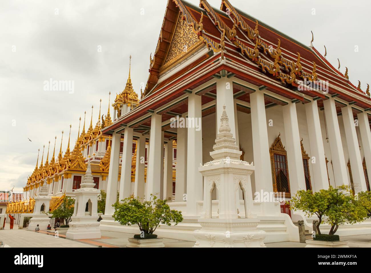 Magnifique ciel et temple Wat Ratchanatdaram à Bangkok, Thaïlande. Architecture thaïlandaise: Wat Ratchanadda, Loha Prasat et pavillon thaïlandais traditionnel est AMO Banque D'Images
