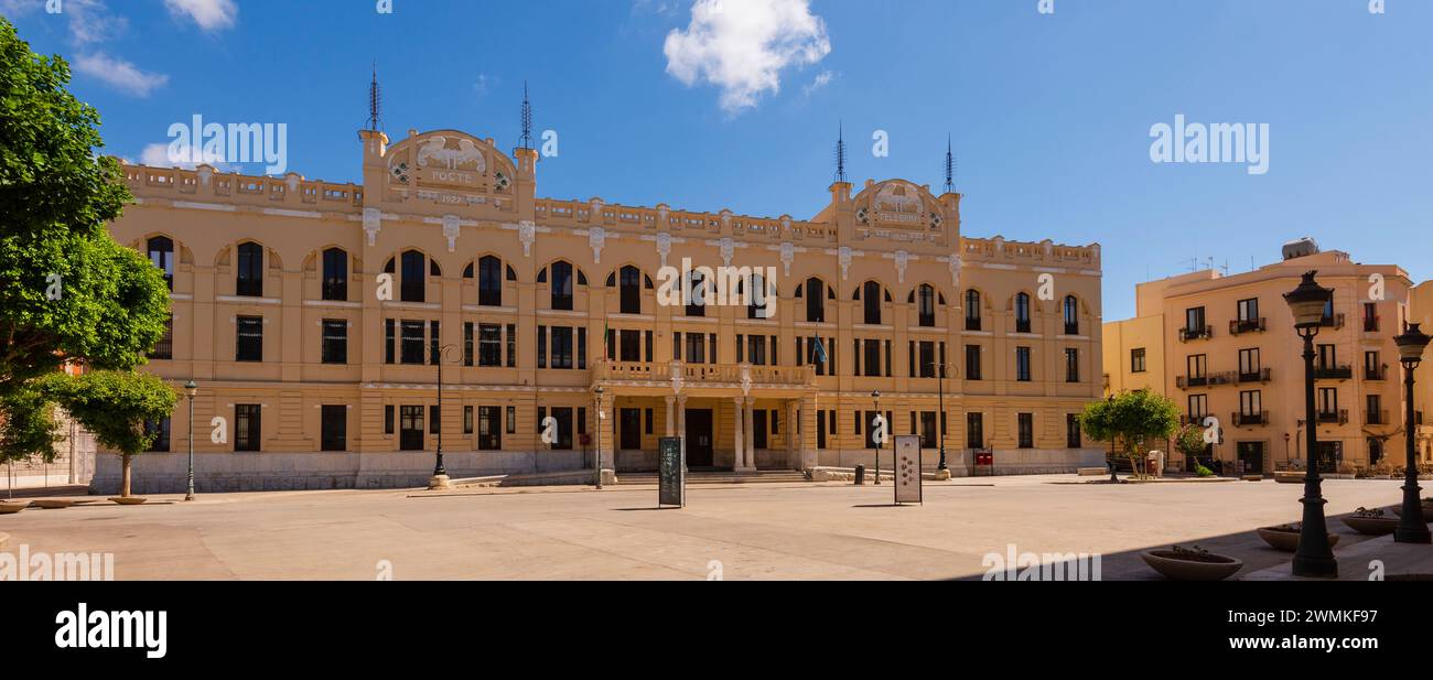 Façade du bâtiment du bureau de poste dans la ville de Trapani ; Trapani, Sicile, Italie Banque D'Images