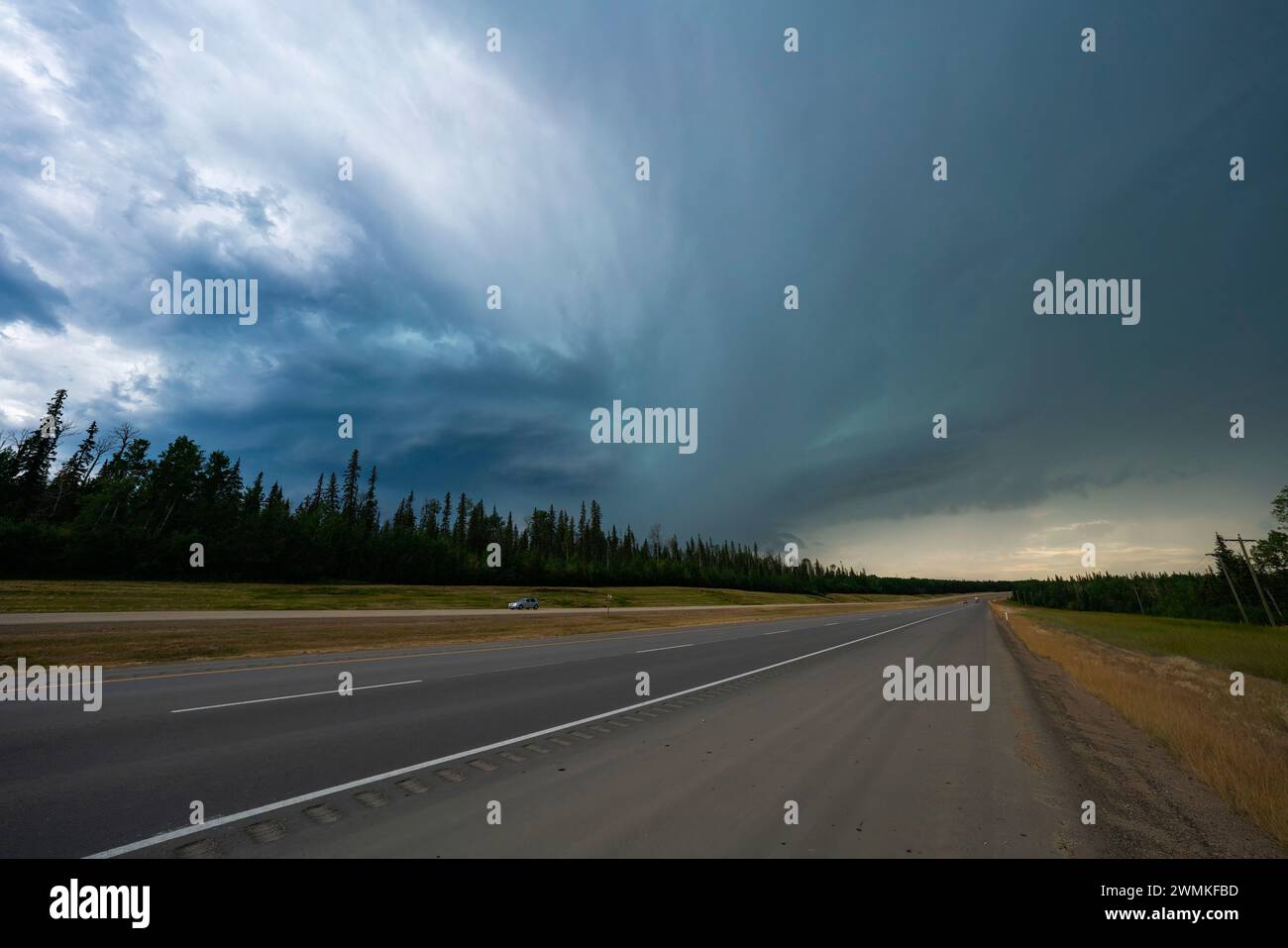 Ciel orageux au-dessus des régions rurales de l'Alberta. Il s'agit d'une tempête de supercellules qui arrive à maturité ; Grande Prairie, Alberta, Canada Banque D'Images