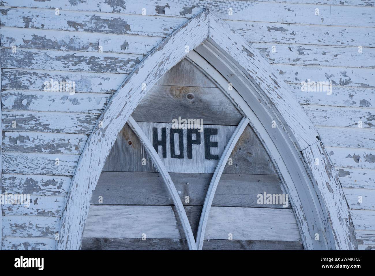 Message d'espoir sur une église abandonnée dans la Saskatchewan rurale ; Orkney, Saskatchewan, Canada Banque D'Images