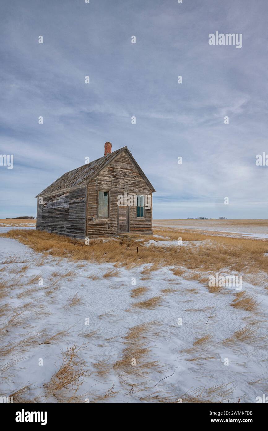 Cabane abandonnée dans les prairies canadiennes en hiver ; Brooking, Saskatchewan, Canada Banque D'Images