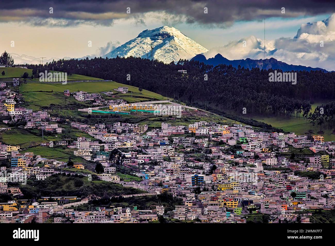 Vue de la ville de Quito de El Panecillo (de l'espagnol panecillo petit morceau de pain, diminutif de pain de poêle) qui est une colline de 200 mètres de haut o... Banque D'Images