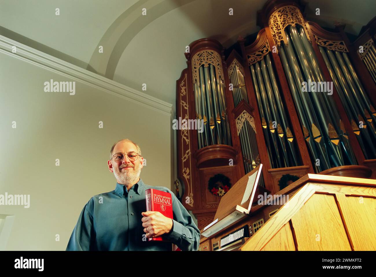 Fabricant d'orgues dans une église avec l'un des orgues de sa compagnie ; Lincoln, Nebraska, États-Unis d'Amérique Banque D'Images