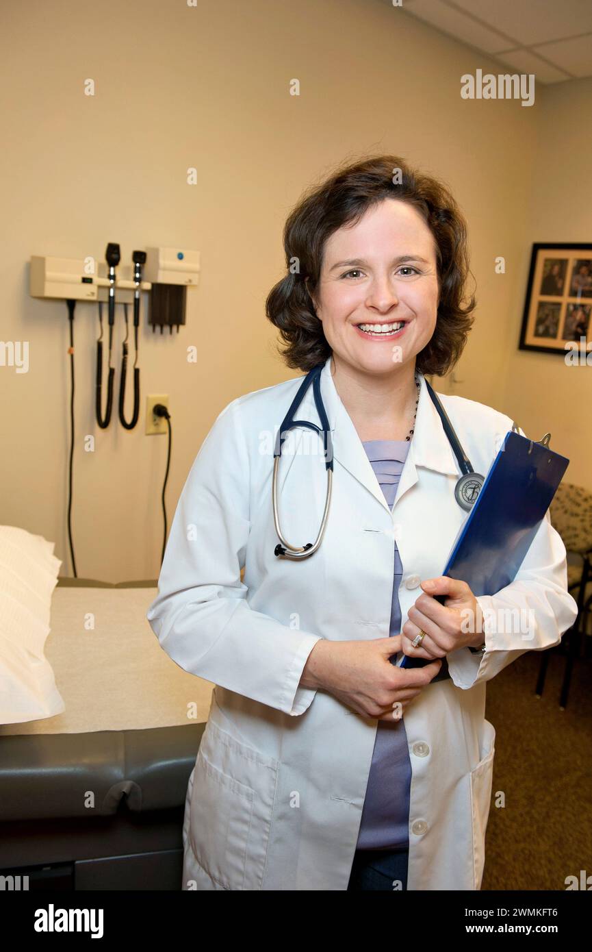 L'assistant du médecin tient une planchette à pince ; Lincoln, Nebraska, États-Unis d'Amérique Banque D'Images