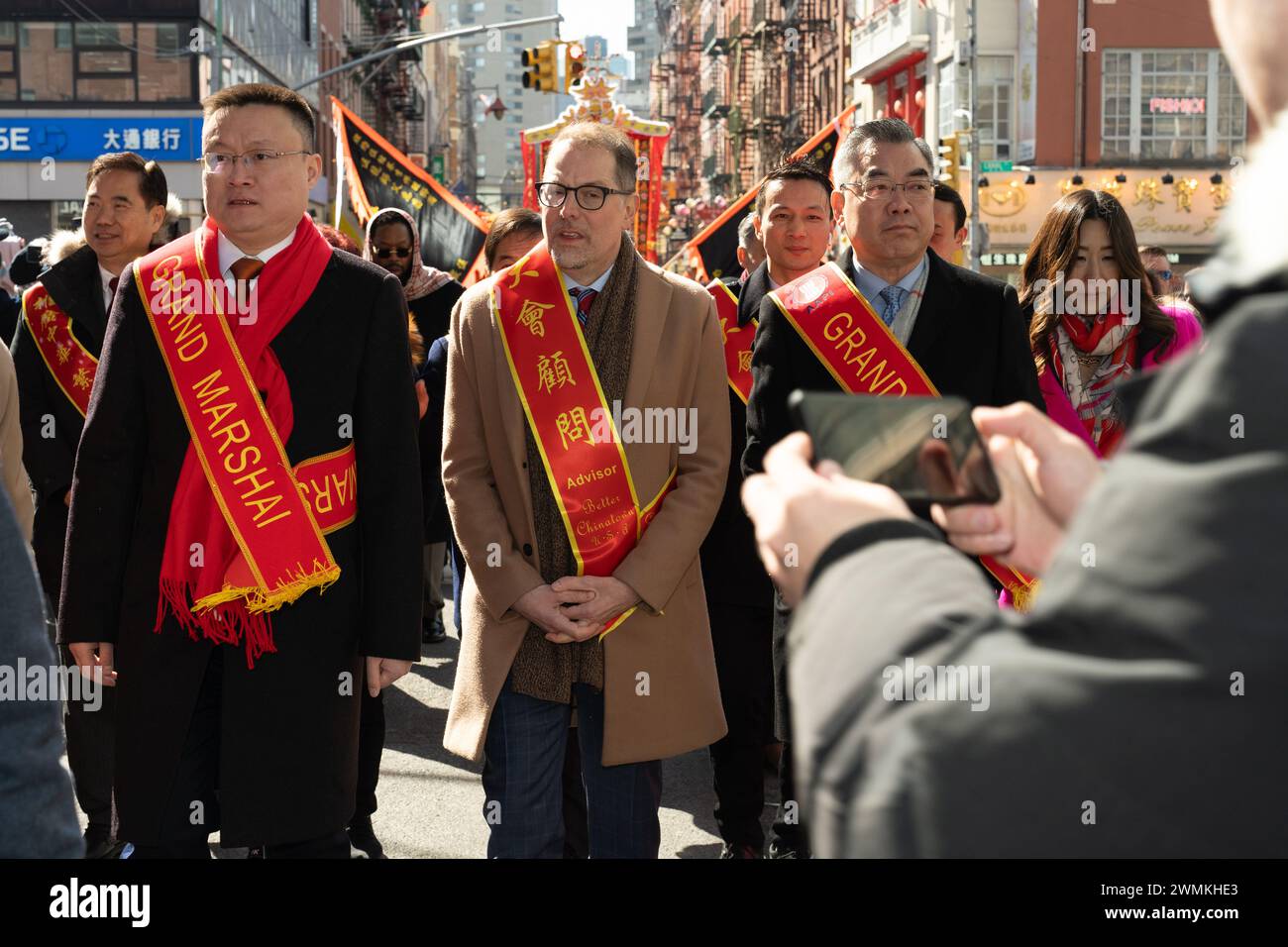 Manhattan, États-Unis. 25 février 2024. Grands maréchaux et conseillers vus lors de la parade du nouvel an lunaire pour l'année du Dragon à Chinatown. (Photo de Derek French/SOPA images/SIPA USA) crédit : SIPA USA/Alamy Live News Banque D'Images