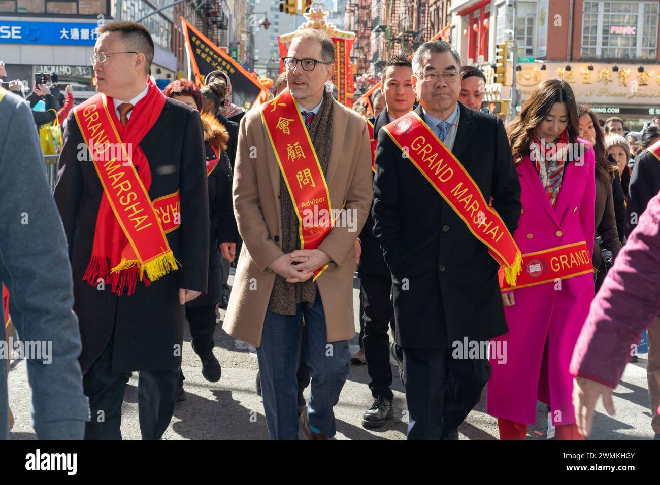 Manhattan, États-Unis. 25 février 2024. Grands maréchaux et conseillers vus lors de la parade du nouvel an lunaire pour l'année du Dragon à Chinatown. Crédit : SOPA images Limited/Alamy Live News Banque D'Images