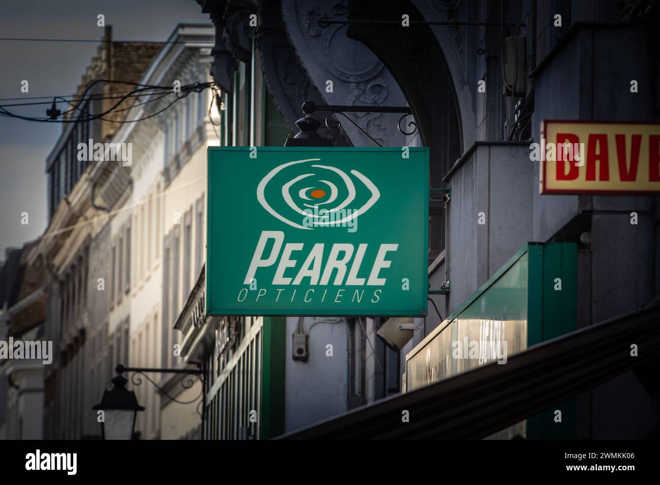 Photo d'une enseigne avec le logo de Pearle Opticiens à Liège, Belgique . Pearle Opticiens (anciennement Brilmij ) est une chaîne internationale d'opticiens Banque D'Images