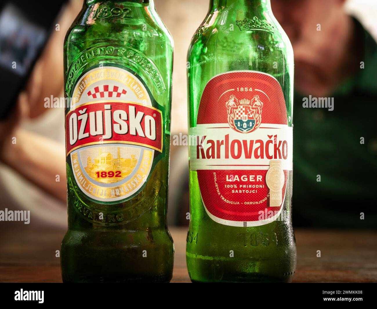 Photo d'un logo de Karlovacko Pivo et Ozujsko Pivo sur des bouteilles dans un bar à Osijek. Karlovacko est une bière populaire en Croatie et en Bosnie-Herzégovine. I. Banque D'Images