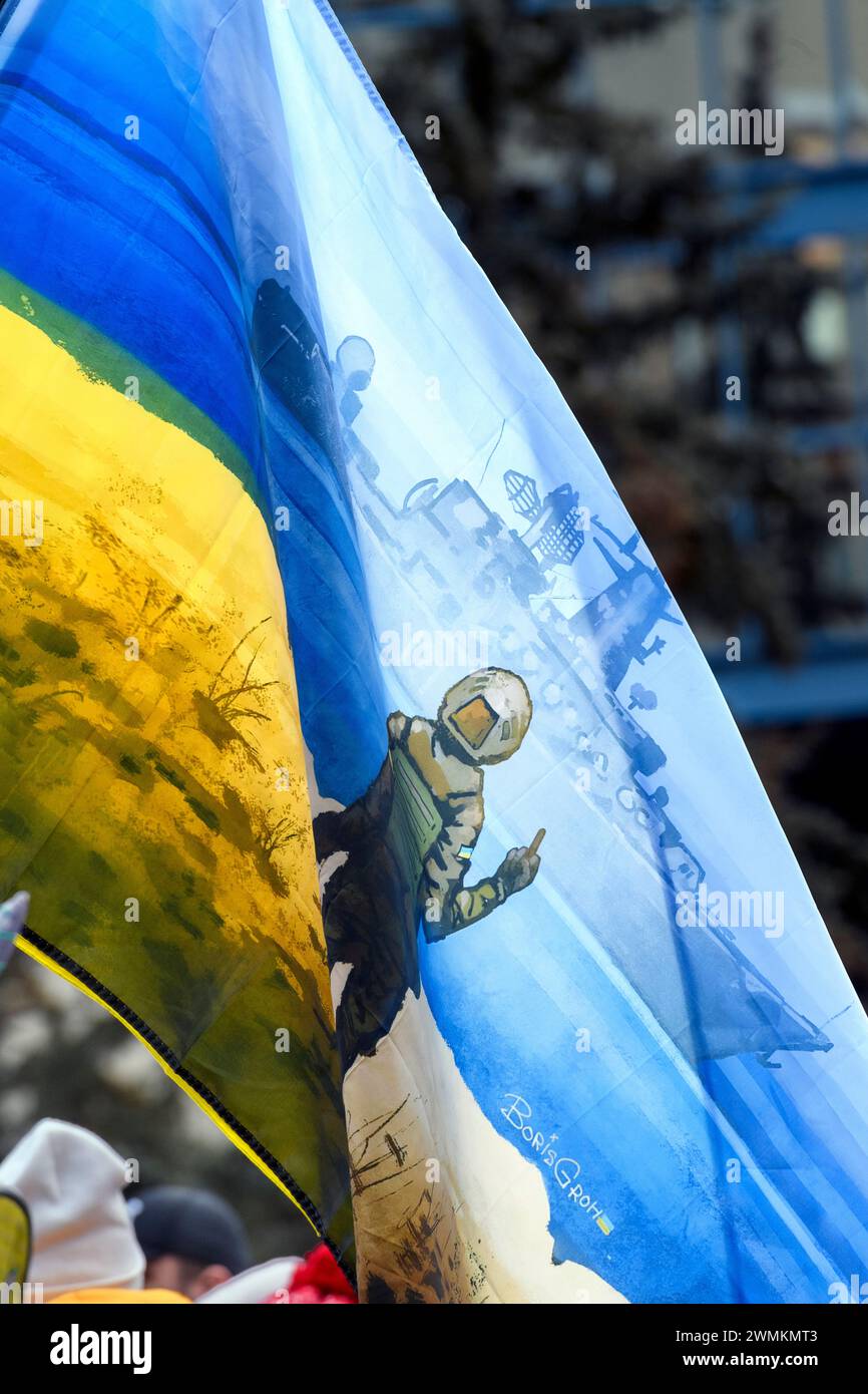 Les Ukrainiens agitant Snake Island résistent au drapeau à la Calgary Municipal Plaza, marquant deux ans depuis le début de la guerre. 24 février 2024, Canada. Banque D'Images