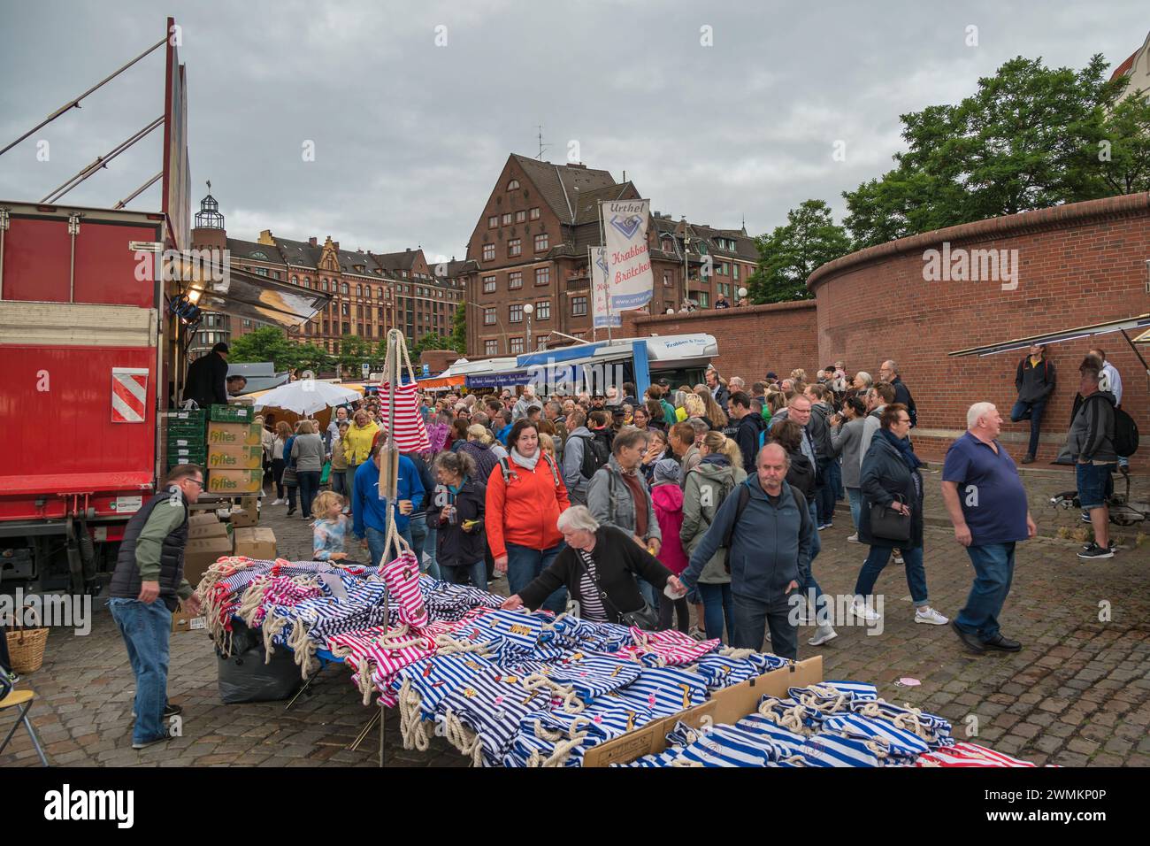 Hambourg, Allemagne - 17 juillet 2022 : foule de touristes marchant et faisant du shopping au célèbre marché aux poissons de Hambourg (Fischmarkt) Banque D'Images