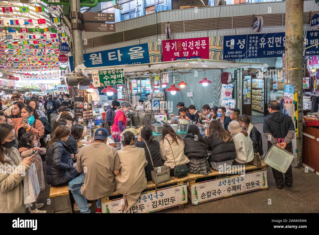 Séoul, Corée du Sud - 11 novembre 2022 : magasin et stalle de nourriture de rue avec de nombreux touristes au marché Gwangjang Banque D'Images