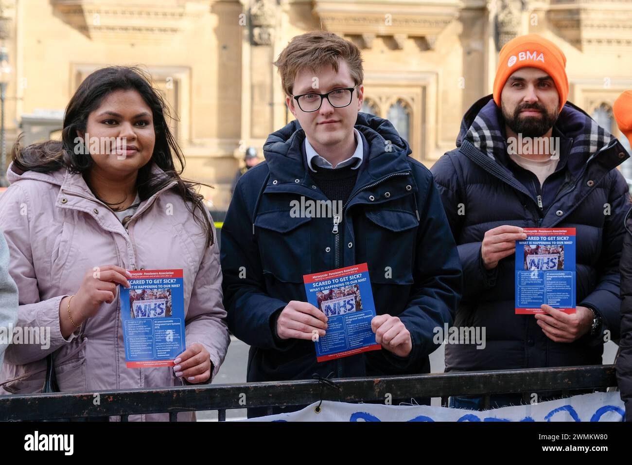 Londres, Royaume-Uni, 26 février 2024. Le co-président du comité des médecins juniors de la British Medical Association (BMA), le Dr Robert Laurenson, rejoint les syndicalistes et les médecins pour exprimer son inquiétude lors d’une manifestation alors que le gouvernement prévoit d’augmenter le nombre d’associés médecins (AP) travaillant dans le NHS, croyant que cela posera des risques pour la sécurité des patients. La manifestation a eu lieu avant un débat à la Chambre des lords sur une nouvelle loi où les AP seront réglementées par le Conseil médical général - l'organe responsable des médecins. Crédit : onzième heure photographie/Alamy Live News Banque D'Images