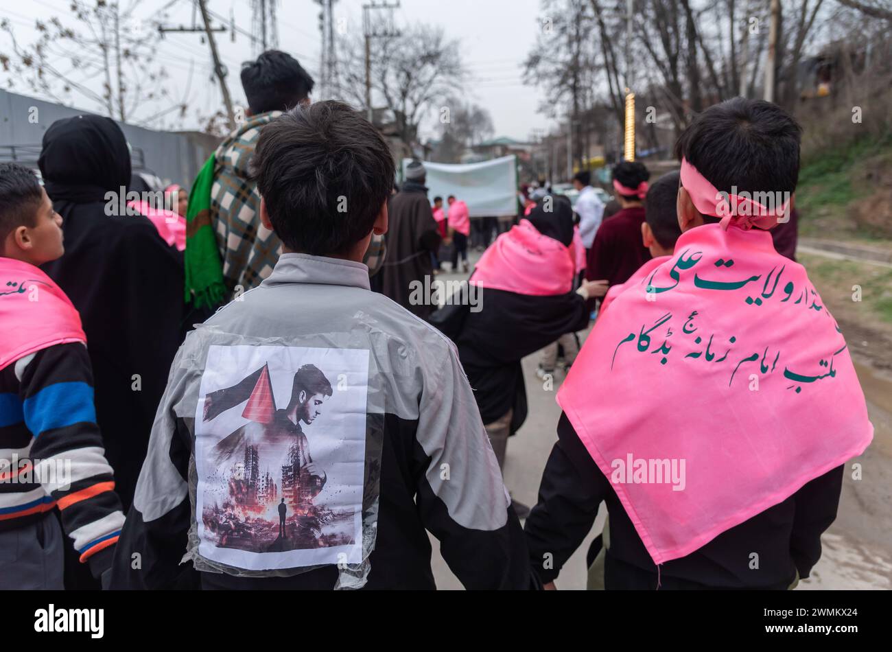 Budgam, Inde. 26 février 2024. Les musulmans chiites du Cachemire marchent tout en récitant des poèmes religieux lors d'un rassemblement célébrant la naissance de l'Imam Mahdi. Le rassemblement organisé au Cachemire aujourd'hui, le 15 de Sha'aban, le huitième mois du calendrier islamique, commémore la naissance du dernier imam chiite, Muhammad al-Mahdi. Selon les musulmans chiites, on pense qu'il émerge avant la fin des temps pour apporter la paix et la justice dans le monde. (Photo par Idrees Abbas/SOPA images/SIPA USA) crédit : SIPA USA/Alamy Live News Banque D'Images