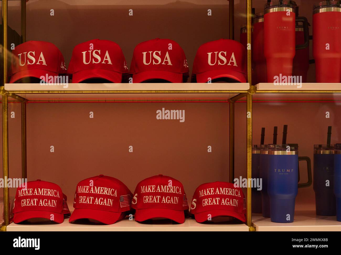 New York, New York, États-Unis. 26 février 2024. Des casquettes rouges imprimées avec « USA » et « Make America Great Again » sont placées sur une étagère à côté des verres Trump dans la boutique de souvenirs de la Trump Tower au 725 5th Avenue. (Crédit image : © Edna Leshowitz/ZUMA Press Wire) USAGE ÉDITORIAL SEULEMENT! Non destiné à UN USAGE commercial ! Banque D'Images