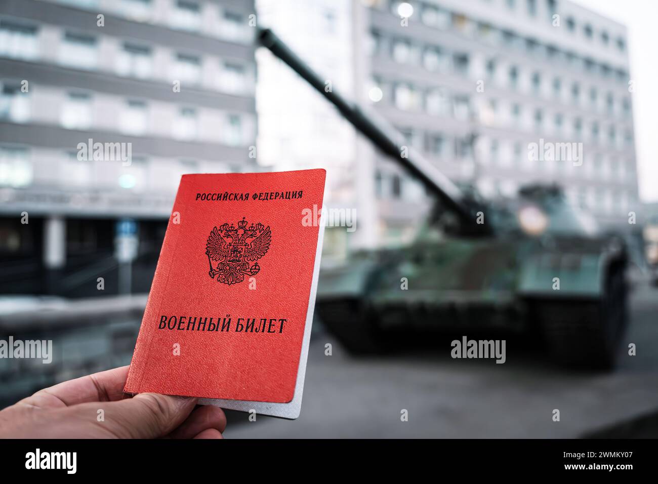 Titre : Fédération de Russie, ID militaire. Fédération de Russie, carte d'identité militaire en main sur fond d'un char Banque D'Images